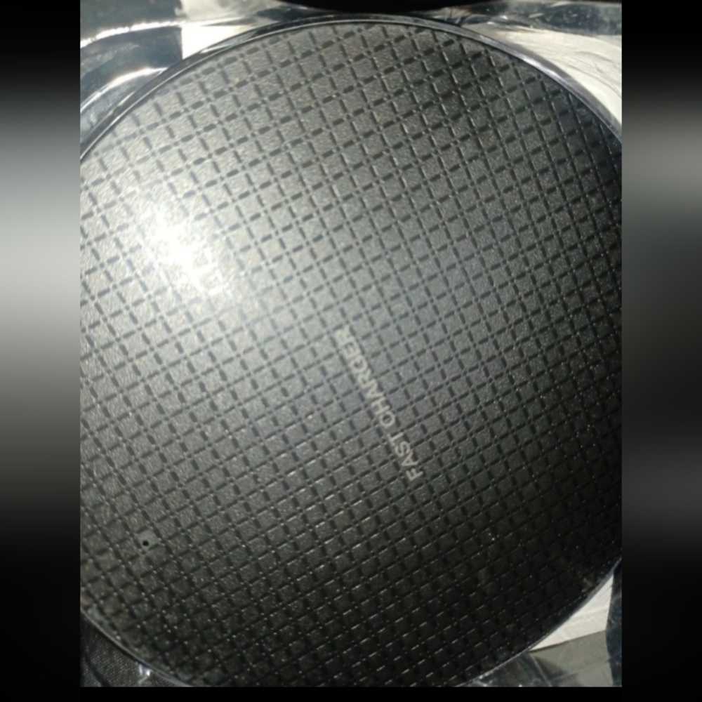 Black fast-charging wireless charger